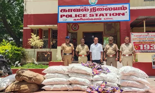 கர்நாடகாவில் இருந்து கடத்தி வரப்பட்ட 2 டன் புகையிலை பொருட்கள் பறிமுதல்- தப்பி ஓடியவர்களுக்கு போலீஸ் வலைவீச்சு கர்நாடகாவில் இருந்து கடத்தி வரப்பட்ட 2 டன் புகையிலை பொருட்கள் பறிமுதல்- தப்பி ஓடியவர்களுக்கு போலீஸ் வலைவீச்சு
