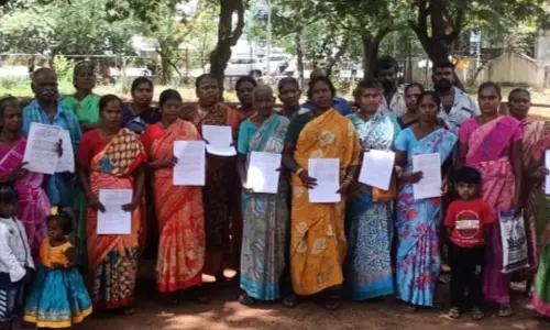 பாப்பாரப்பட்டி ஏரிக்கரை அருகே வசிக்கும் தொழிலாளர்களுக்கு மாற்று இடத்தில் வீடுகள் கட்டி தர வேண்டும்-கலெக்டர் சாந்தியிடம் கோரிக்கை