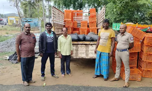 அரூரில் சரக்கு வாகனத்தில் கடத்தி வந்த 500 லிட்டர் சாராயம் பறிமுதல்