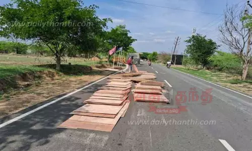 மர பலகைகள் சாலையில் விழுந்ததால்  பரபரப்பு