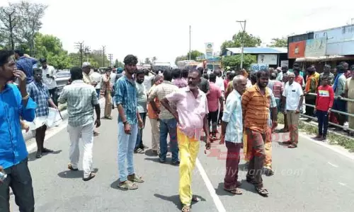 மோட்டார் சைக்கிள்-லாரி மோதல்; வாலிபர் பலி