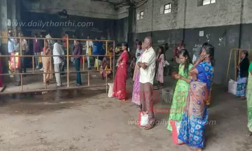 இருக்கை வசதி இல்லாத வால்பாறை பஸ் நிலையம்