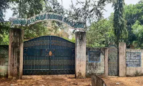 மூடி கிடக்கும் நீச்சல்குளம்