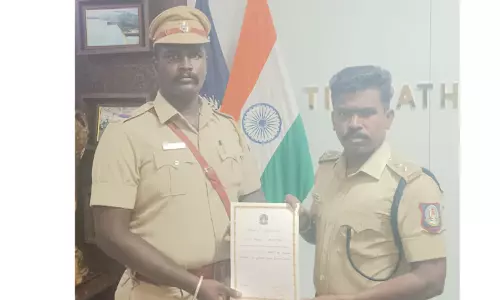 சப்- இன்ஸ்பெக்டர் உள்பட 4 பேருக்கு பாராட்டு சான்றிதழ் சப்- இன்ஸ்பெக்டர் உள்பட 4 பேருக்கு பாராட்டு சான்றிதழ்