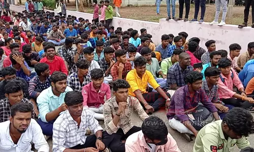 பேராசிரியரை கைது செய்யகோரி மாணவர்கள் உள்ளிருப்பு போராட்டம்