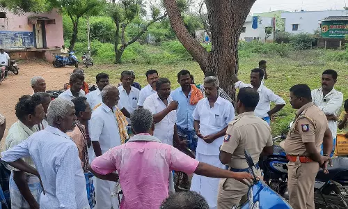 கூட்டுறவு வங்கி முன்பு திரண்ட விவசாயிகளால் பரபரப்பு கூட்டுறவு வங்கி முன்பு திரண்ட விவசாயிகளால் பரபரப்பு