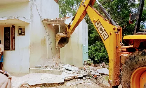 ஆக்கிரமித்து கட்டப்பட்ட வீடு இடித்து அகற்றம் ஆக்கிரமித்து கட்டப்பட்ட வீடு இடித்து அகற்றம்