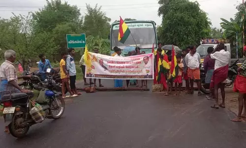 அடிப்படை வசதிகள் கேட்டு பொதுமக்கள்  மறியல்