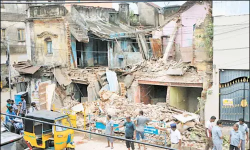 சென்னையில் பெய்த கனமழையால் 100 ஆண்டுகள் பழமையான கட்டிடம் இடிந்து விழுந்தது