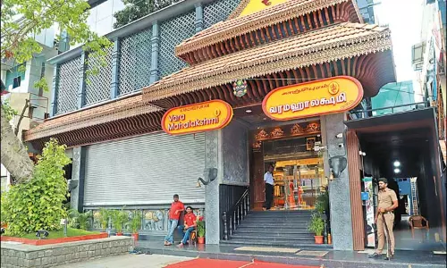 காஞ்சீபுரம் வரமகாலட்சுமி சில்க்ஸ் துணிக்கடையில் வருமானவரி சோதனை