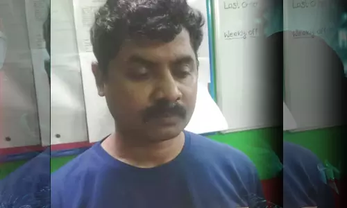 பாய்ந்த வீரர் பயந்து அலறிய பெண் பயணி ...! போதையில் முத்த சாகசம் மாட்டிகொண்ட சி.ஆர்.பி.எப் வீரர் பாய்ந்த வீரர் பயந்து அலறிய பெண் பயணி ...! போதையில் முத்த சாகசம் மாட்டிகொண்ட சி.ஆர்.பி.எப் வீரர்