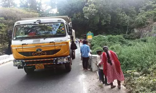 செல்பி மோகத்தால் ஊட்டி-மேட்டுப்பாளையம் சாலையில் விபத்தில் சிக்கும் சுற்றுலா பயணிகள்-உரிய நடவடிக்கை எடுக்க சமூக ஆர்வலர்கள் வலியுறுத்தல் செல்பி மோகத்தால் ஊட்டி-மேட்டுப்பாளையம் சாலையில் விபத்தில் சிக்கும் சுற்றுலா பயணிகள்-உரிய நடவடிக்கை எடுக்க சமூக ஆர்வலர்கள் வலியுறுத்தல்