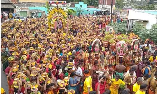 சித்திரை திருவிழாவையொட்டி பால்குட ஊர்வலம் சித்திரை திருவிழாவையொட்டி பால்குட ஊர்வலம்