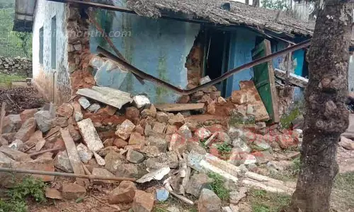 3 வீடுகளை உடைத்த காட்டு யானைகள் 3 வீடுகளை உடைத்த காட்டு யானைகள்