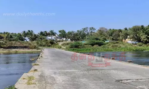 மூழ்கும் நிலையில் தரைப்பாலம் மூழ்கும் நிலையில் தரைப்பாலம்