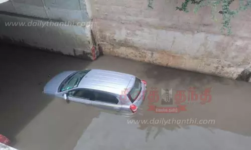 ரெயில்வே சுரங்கப்பாதையில் தேங்கிய மழைநீரில் சிக்கிய கார்கள் ரெயில்வே சுரங்கப்பாதையில் தேங்கிய மழைநீரில் சிக்கிய கார்கள்