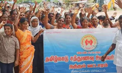 சத்துணவு ஊழியர்கள் ஆர்ப்பாட்டம்