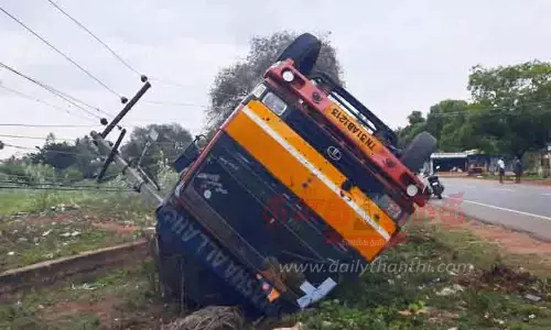 மின்கம்பத்தில் மோதி லாரி கவிழ்ந்தது