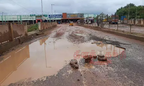 சேறும், சகதியுமாக காட்சி அளிக்கும் திருவாரூர் புதிய பஸ் நிலைய நுழைவு சாலை