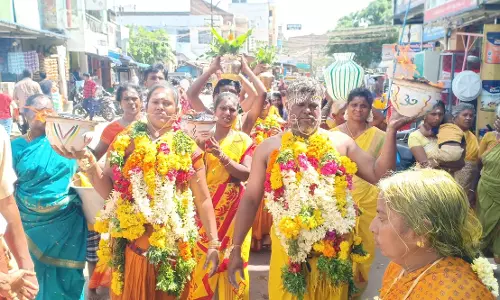 பக்தர்கள் அக்னி சட்டி எடுத்து நேர்த்திக்கடன்