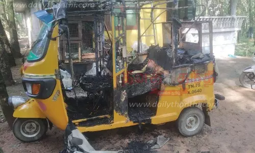 பளுகல் அருகேஆட்டோ தீயில் எரிந்து நாசம் பளுகல் அருகேஆட்டோ தீயில் எரிந்து நாசம்