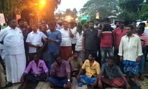 இழப்பீடு வழங்க கோரி பொதுமக்கள் மறியல்