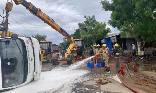 டீசல் ஏற்றி சென்ற லாரி கவிழ்ந்து விபத்து
