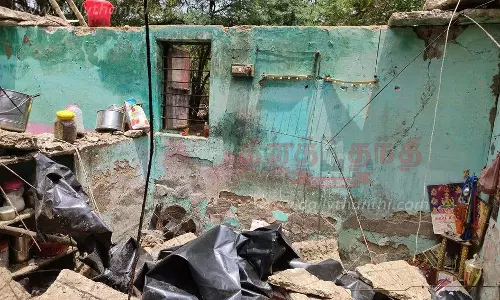 தொகுப்பு வீட்டின் மேற்கூரை இடிந்து விழுந்தது