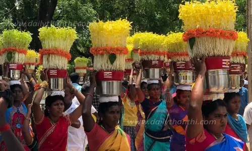 வெள்ளலூரில் முளைப்பாரி ஊர்வலம் வெள்ளலூரில் முளைப்பாரி ஊர்வலம்