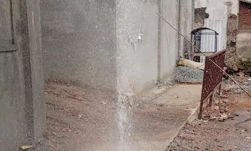 ஈரோட்டில் குழாய் உடைந்து வீணாகிய குடிநீர் ஈரோட்டில் குழாய் உடைந்து வீணாகிய குடிநீர்