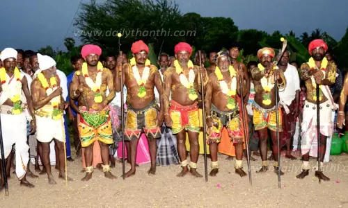 மேலூரில் சித்திரை திருவிழா: விரதம் இருந்த பக்தர்கள் சாமியாட்டம் மேலூரில் சித்திரை திருவிழா: விரதம் இருந்த பக்தர்கள் சாமியாட்டம்