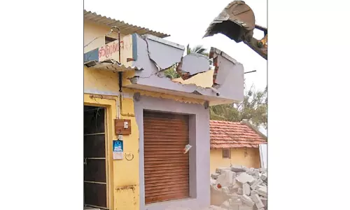 திருநின்றவூர் முதல் தாமரைப்பாக்கம் கூட்டு சாலை வரை 4 வழி சாலை அமைக்க ஆக்கிரமிப்புகள் அகற்றம்