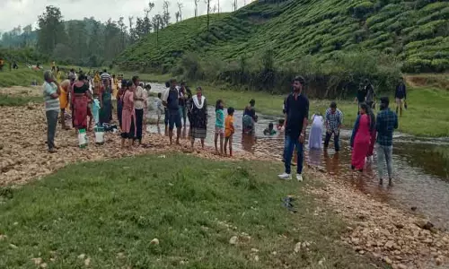 குரங்கு அருவிக்கு செல்ல தடை:வால்பாறை கூழாங்கல் ஆற்றில் குவியும் சுற்றுலா பயணிகள்