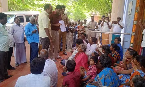 ஆக்கிரமிப்புகளை அகற்றி புதிய சாலை அமைக்க கோரி ஒன்றிய அலுவலகத்தை கிராம மக்கள் முற்றுகை திருவெண்ணெய்நல்லூரில் பரபரப்பு