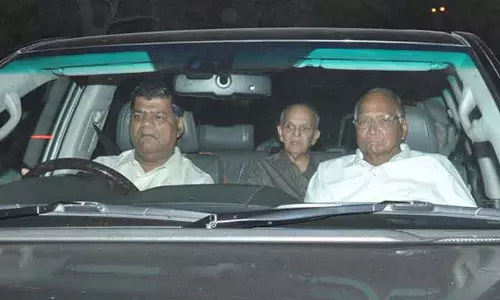 சுயசரிதையில் தனது கார் டிரைவரை புகழ்ந்த சரத்பவார்- 43 ஆண்டுகளில் ஒரு விபத்தை கூட ஏற்படுத்தவில்லை சுயசரிதையில் தனது கார் டிரைவரை புகழ்ந்த சரத்பவார்- 43 ஆண்டுகளில் ஒரு விபத்தை கூட ஏற்படுத்தவில்லை