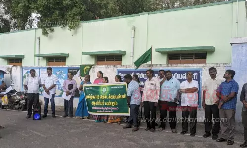 தமிழ்நாடு ஆசிரியர் கூட்டணியினா் ஆர்ப்பாட்டம்