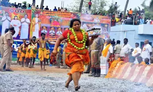 பெரிய மாரியம்மன் கோவிலில் பூக்குழி திருவிழா பெரிய மாரியம்மன் கோவிலில் பூக்குழி திருவிழா