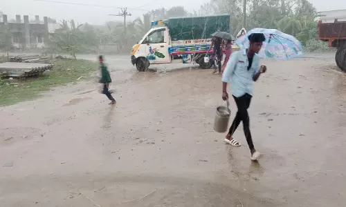 சூறைக்காற்றுடன் பலத்த மழை