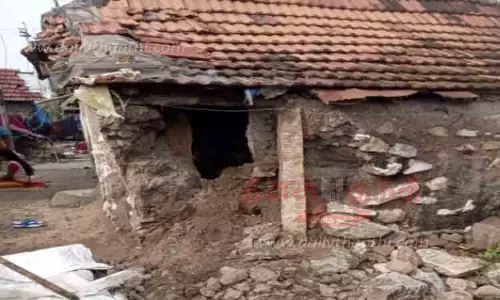 மழையால் 2 வீடுகள் இடிந்தன மழையால் 2 வீடுகள் இடிந்தன