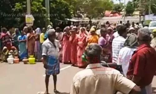 குடிநீர் கேட்டு காலிக்குடங்களுடன் பெண்கள் மறியல் குடிநீர் கேட்டு காலிக்குடங்களுடன் பெண்கள் மறியல்