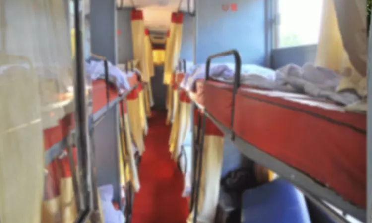 ஓடும் சொகுசு பஸ்சில் இளம்பெண்ணுக்கு பாலியல் தொல்லை;வாலிபருக்கு வலை வீச்சு