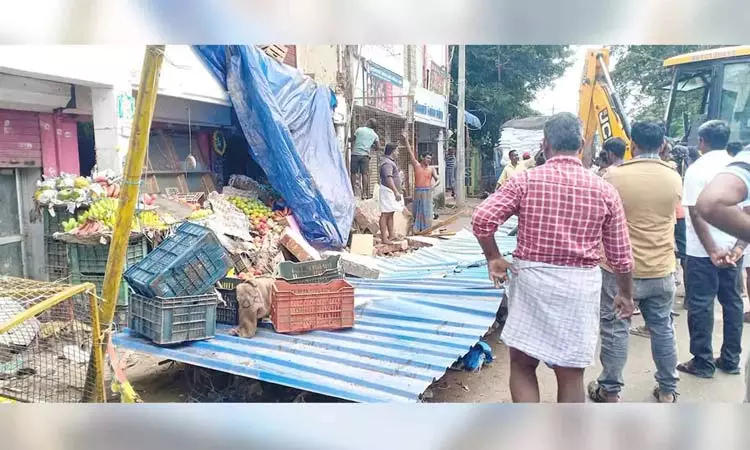 பூக்கடை பகுதியில் சாலையோர ஆக்கிரமிப்பு கடைகள் அகற்றம்