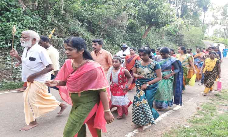 கூடலூர் சிவன்மலையில் சித்ரா பவுர்ணமியையொட்டி பக்தர்கள் கிரிவலம்