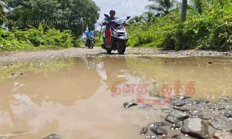 மழைநீர் தேங்கி நிற்கும் சாலை