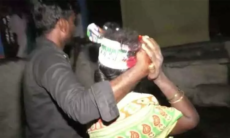 காங்கிரஸ் வேட்பாளர் பிரசாரத்தின் போது கல்வீசி தாக்குதல்; பெண் மண்டை உடைந்தது