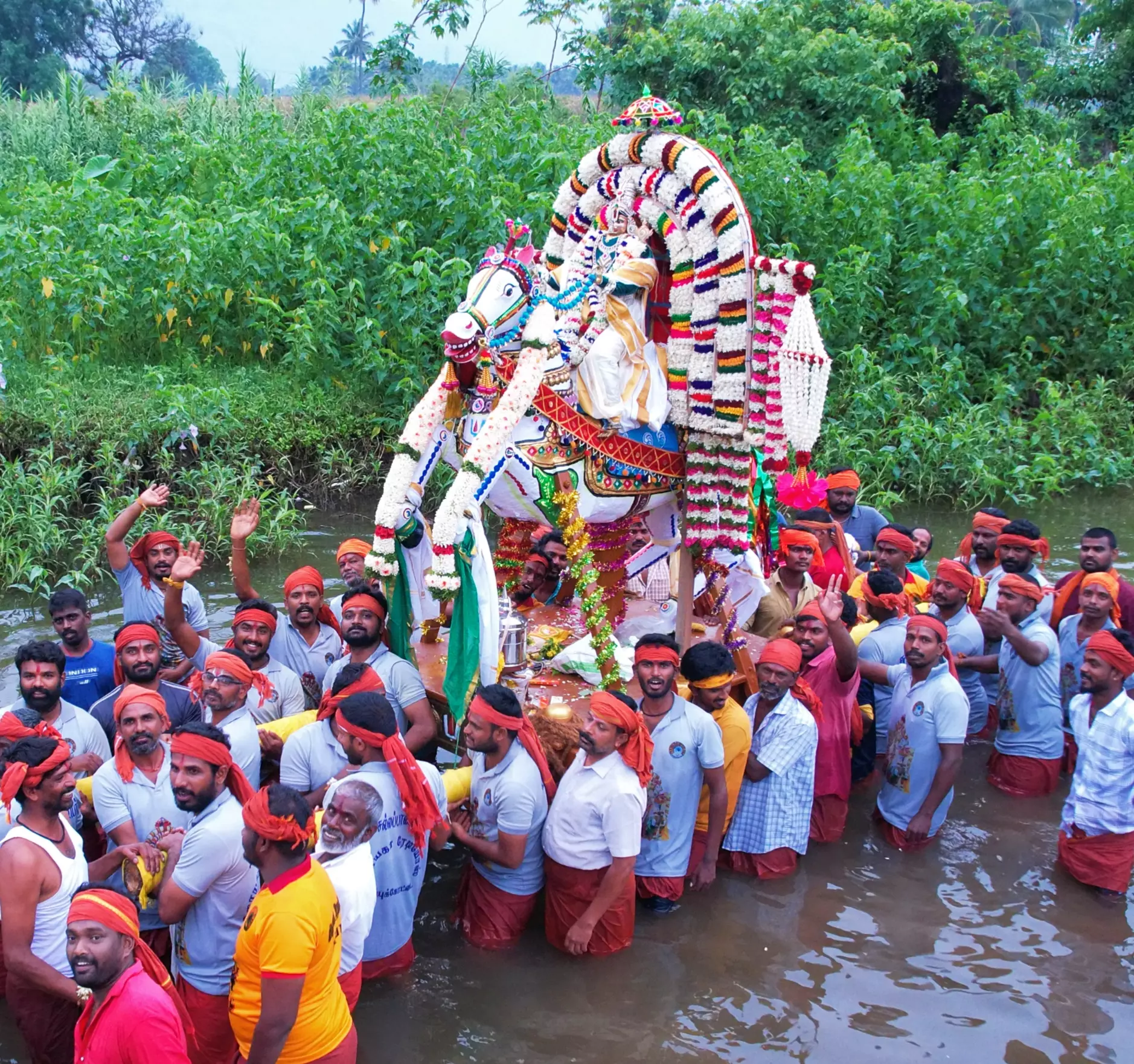 தேனி மாவட்டத்தில் கோவில்களில் சித்திரை திருவிழா கோலாகலம்; ஆறுகளில் இறங்கிய கள்ளழகர் தேனி மாவட்டத்தில் கோவில்களில் சித்திரை திருவிழா கோலாகலம்; ஆறுகளில் இறங்கிய கள்ளழகர்