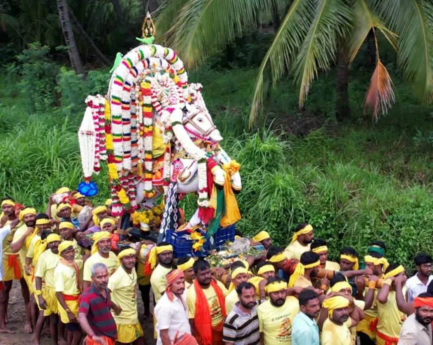 தேனி மாவட்டத்தில் கோவில்களில் சித்திரை திருவிழா கோலாகலம்; ஆறுகளில் இறங்கிய கள்ளழகர் தேனி மாவட்டத்தில் கோவில்களில் சித்திரை திருவிழா கோலாகலம்; ஆறுகளில் இறங்கிய கள்ளழகர்