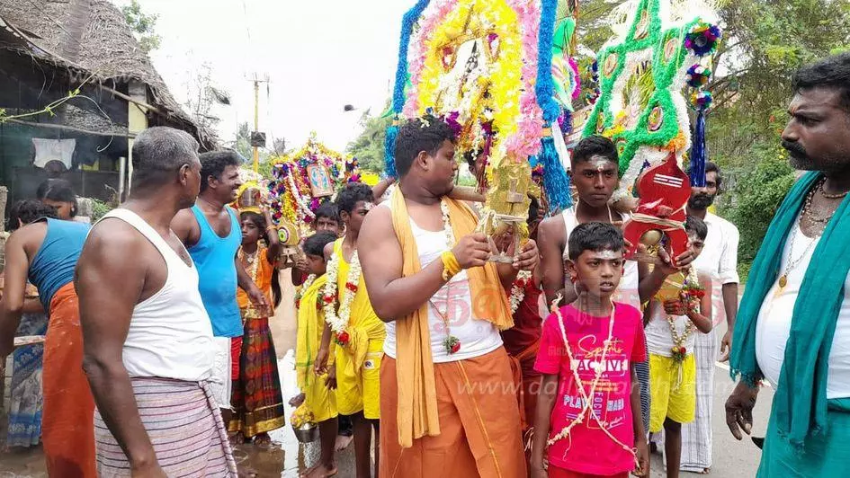 திருவாரூரில் இருந்து எட்டுக்குடி முருகன் கோவிலுக்கு பக்தர்கள் காவடி ஏந்தி பாத யாத்திரை திருவாரூரில் இருந்து எட்டுக்குடி முருகன் கோவிலுக்கு பக்தர்கள் காவடி ஏந்தி பாத யாத்திரை
