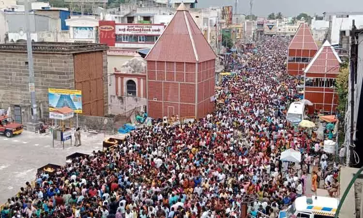 சித்ரா பவுர்ணமியையொட்டி லட்சக்கணக்கான பக்தர்கள் கிரிவலம் சித்ரா பவுர்ணமியையொட்டி லட்சக்கணக்கான பக்தர்கள் கிரிவலம்