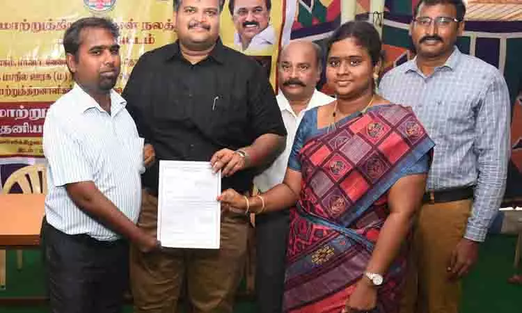 மாற்றுத்திறனாளிகளுக்கு பணிநியமன ஆணை மாற்றுத்திறனாளிகளுக்கு பணிநியமன ஆணை